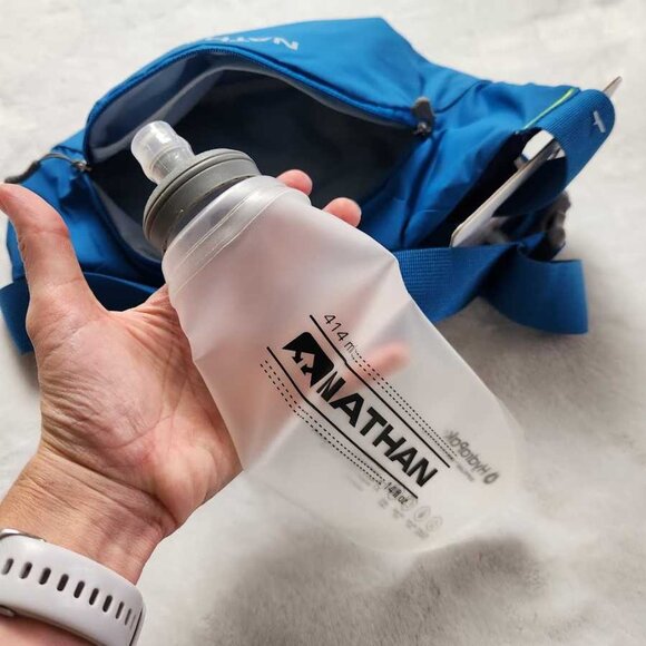 New Nathan Limitless Run 2L hydration sling fanny bag in Deep Blue - Picture 9 of 14